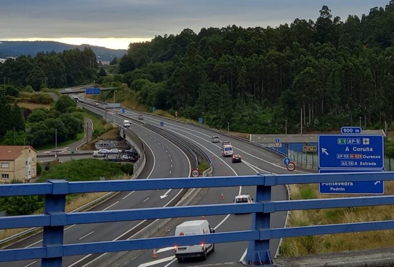 Cinco heridos en un alcance entre un camión y un furgón en la autovía Santiago-Noia (AG-56)