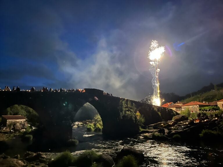 As “Noites en Vela” da Ponte Maceira volven iluminar o límite municipal entre Ames e Negreira