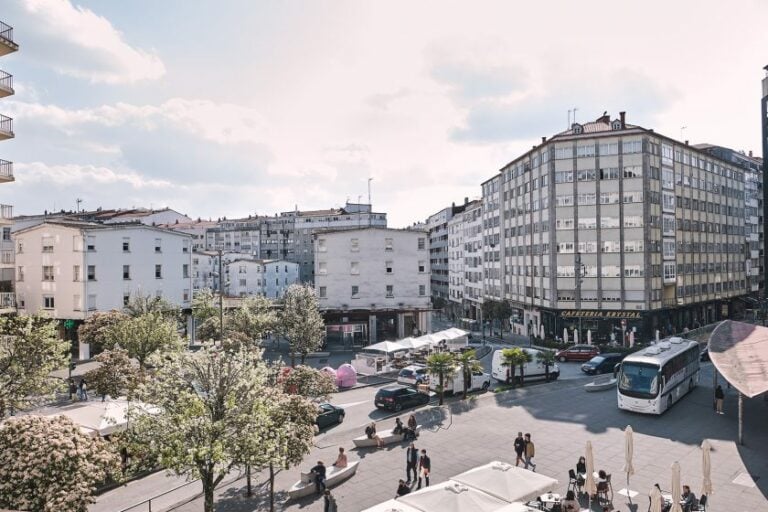 Pantalla gigante en la Praza Roxa para seguir el decisivo Leyma Coruña – Monbus Obradoiro