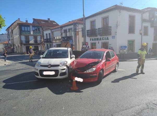 Un accidente de tráfico en Arzúa provoca importantes retencións