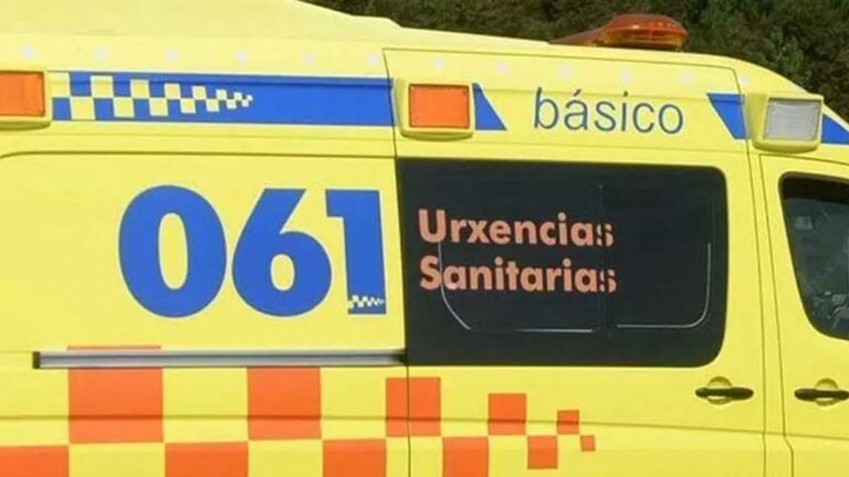 Un herido en Santiago tras chocar un coche contra otro vehículo y un camión aparcados
