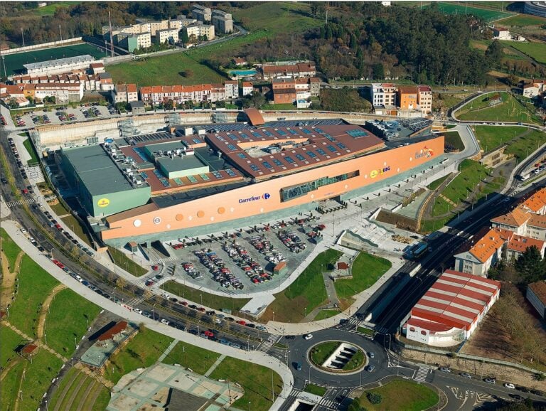 El aparcamiento exterior de As Cancelas acoge la IV Feria del Automóvil