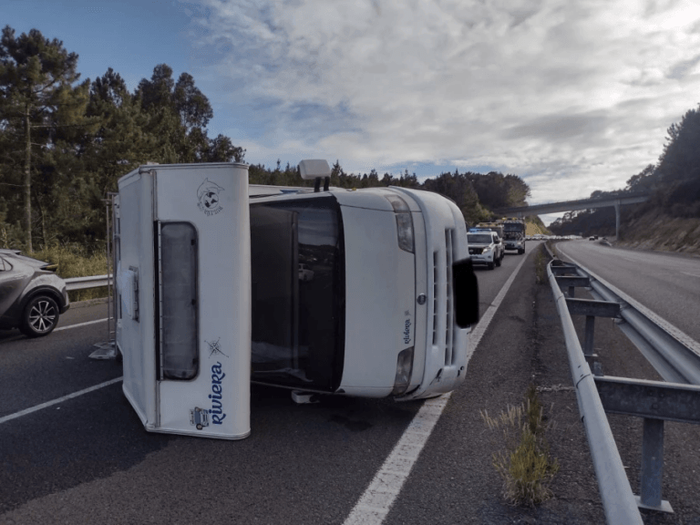 El vuelco de una autocaravana en la autovía del Barbanza deja dos heridos