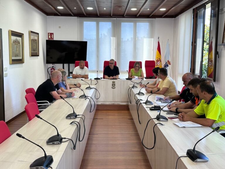 O F.C. Meigas e o presidente da Confraría da Madalena, pregoeiros de Ames en Festas 2024