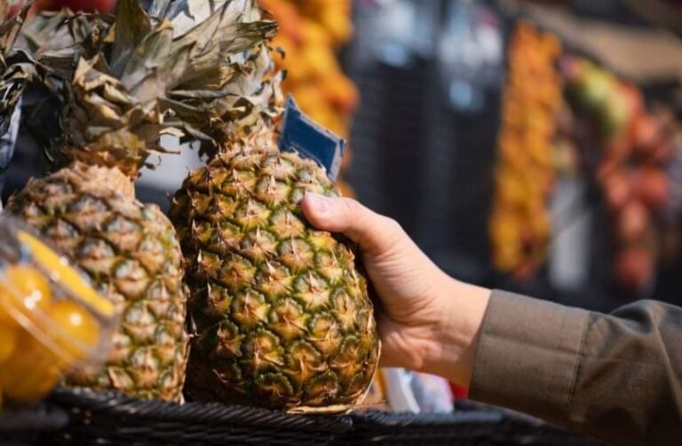 La Praza de Abastos planta cara al ‘ligoteo’ en Mercadona: «Aquí, a cualquier hora»