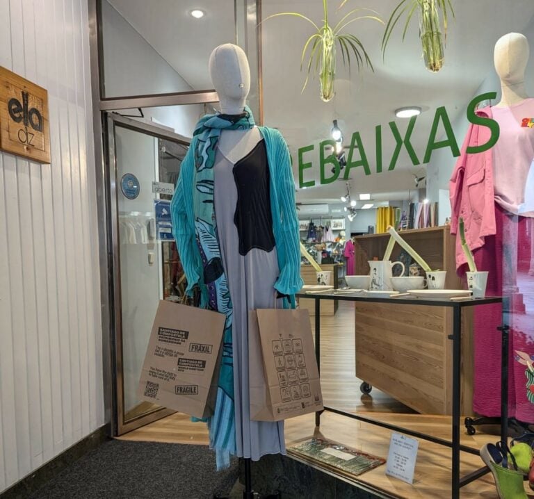 Máis de 100 albergues, comercios e restaurantes recibiron o material da campaña “Fráxil”