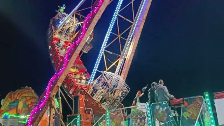 Un niño herido en una atracción de feria de Ribeira