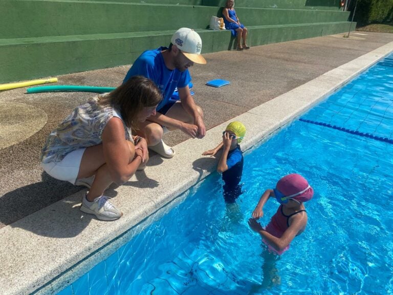 Máis dun centenar de rapaces de Ames participaron nos cursos de natación este verán