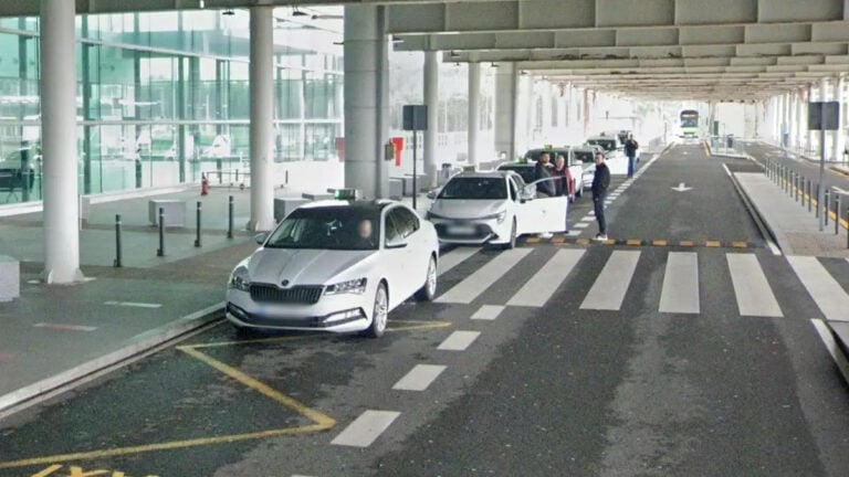 Raxoi expedienta a taxistas por incumplir los turnos en el aeropuerto