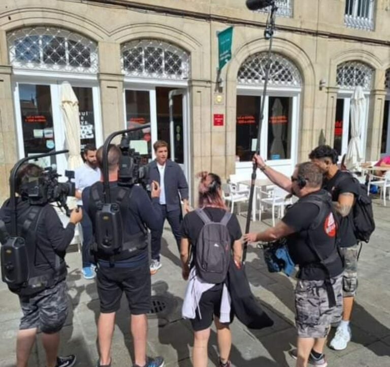 Xuso Jones graba en la Praza de Abastos de Santiago el programa «Lo sabe, no lo sabe»