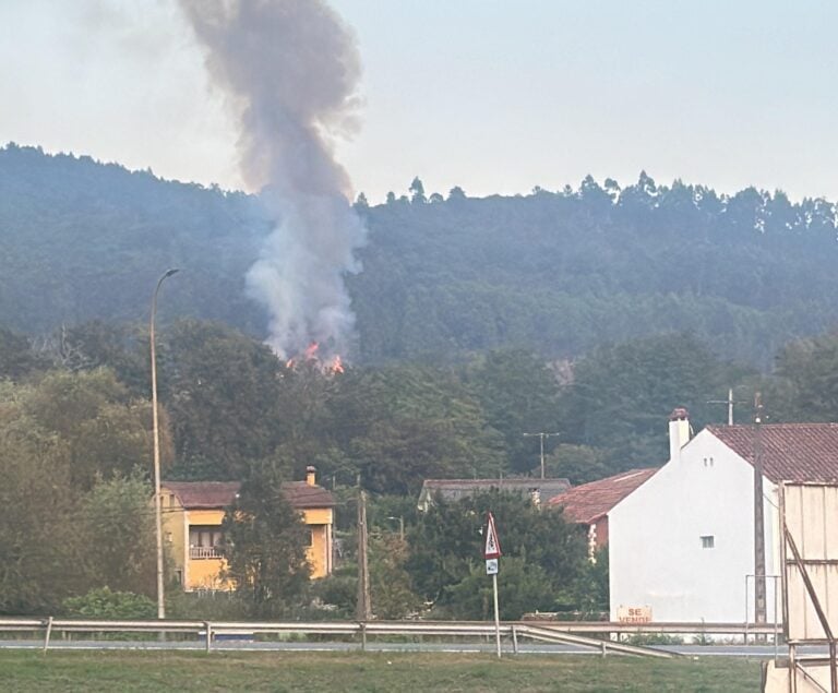 Declarado un incendio forestal en Padrón junto a la AP-9