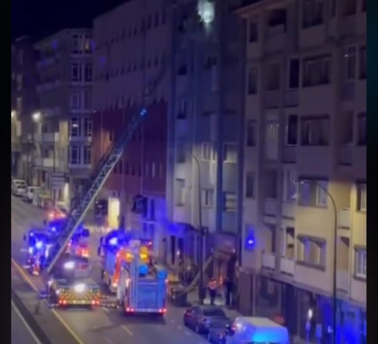 Desalojo nocturno en O Milladoiro por el incendio en un edificio de cinco plantas