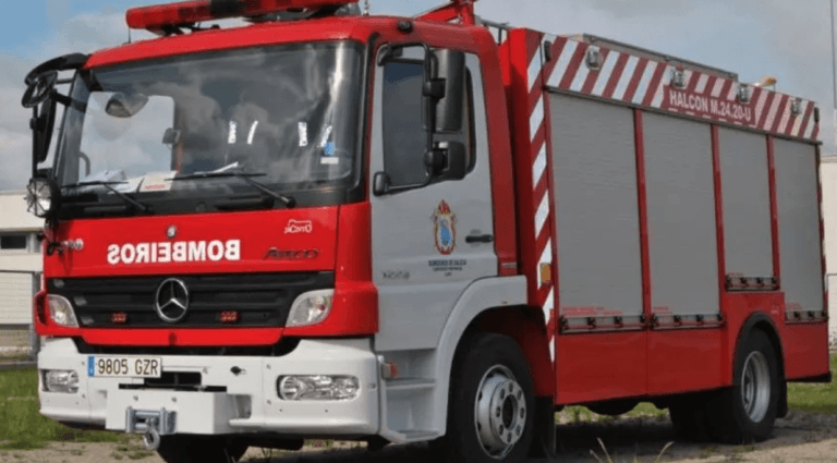 Bomberos recorren 50 km desde Boiro para sofocar un incendio en O Milladoiro