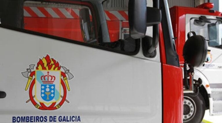 Dos heridos por inhalación de humo en un incendio en Rianxo