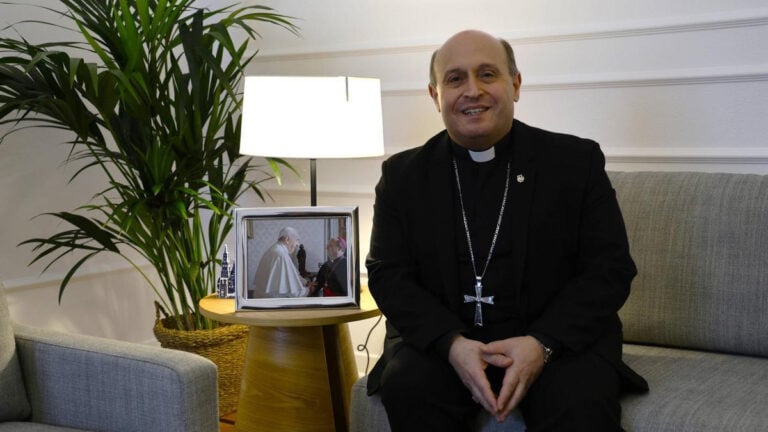 Monseñor Prieto en Radio Líder: «El camino de Santiago es una parábola de la vida para los jóvenes europeos»