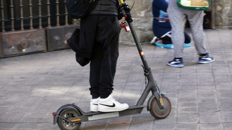 Santiago permite o uso de bicicletas e patinetes na zona histórica