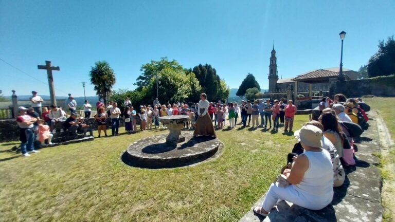 Un centenar de persoas participaron na ruta rosaliana “As Pegadas de Rosalía”