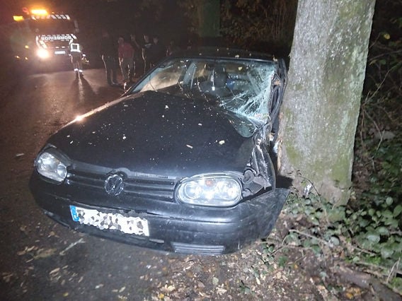 Catro feridos tras colidir un turismo contra unha árbore en Arzúa