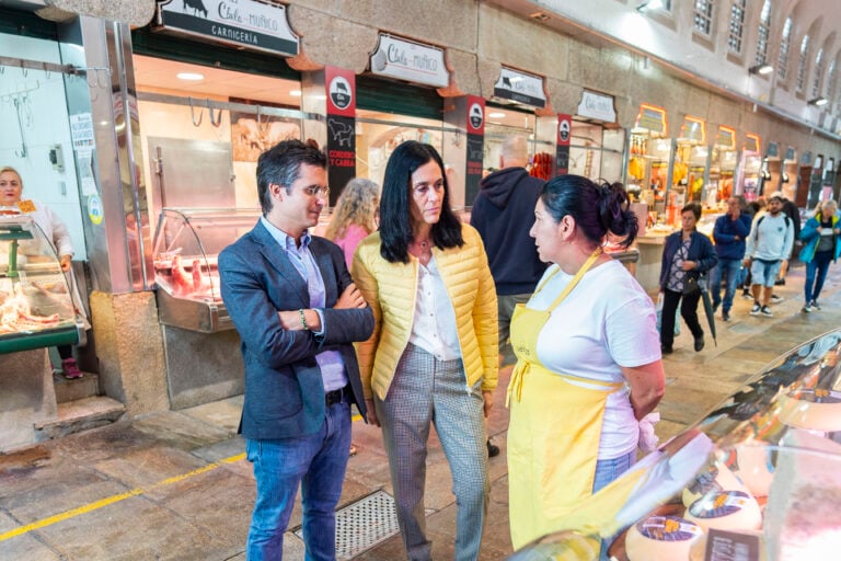 O PPdeG critica a suba do IVE aos produtos básicos: Prado e Verea visitan a Praza de Abastos