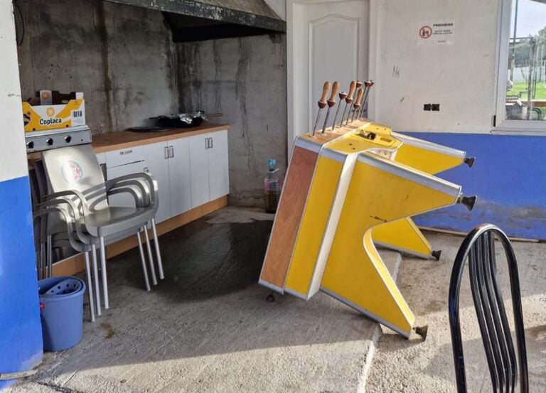 Graves danos por vandalismo no Campo do Coto en Vedra