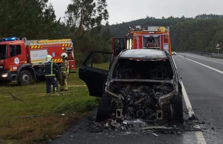Incendio de un coche en el corredor Brión-Noia