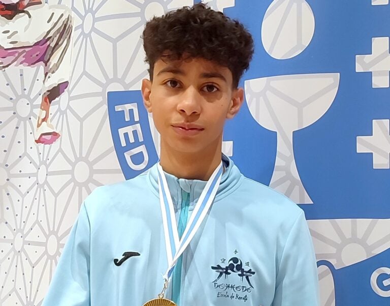 O karateka amesán Raúl Rodríguez, medalla de ouro no Campionato Galego