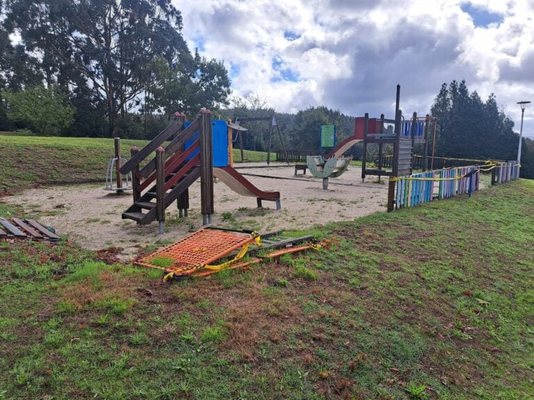 O PP de Santiago demándalle ao BNG que repare e instale novos parques infantís no rural