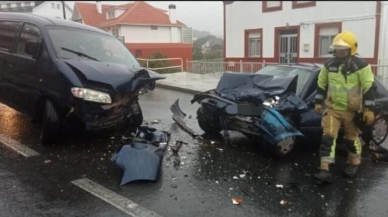 Un fallecido en la colision de dos vehículos en Ribeira