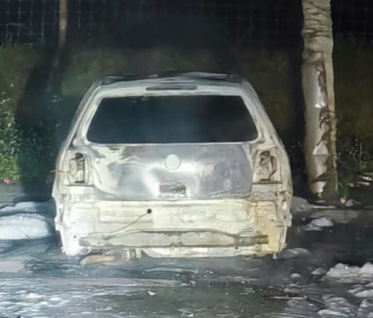 Calcinado un coche de madrugada en el polígono de A Sionlla