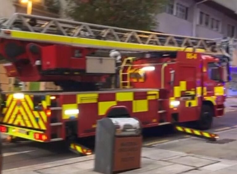 Un incendio en un piso de Santiago moviliza a los servicios de emergencia