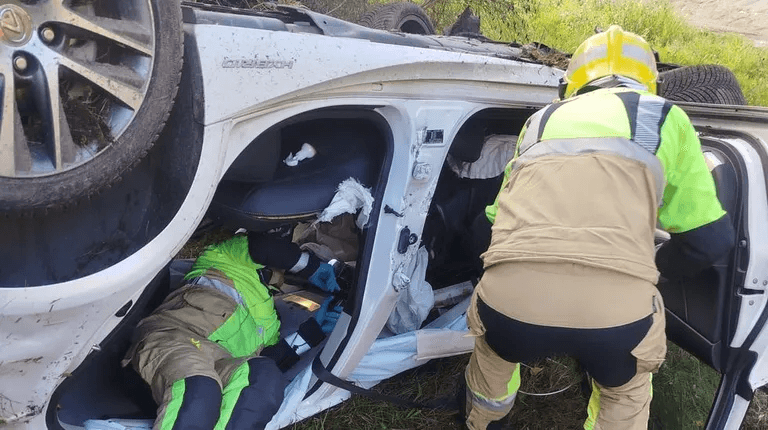 Una colisión entre dos coches deja a una persona atrapada y herida en Rois