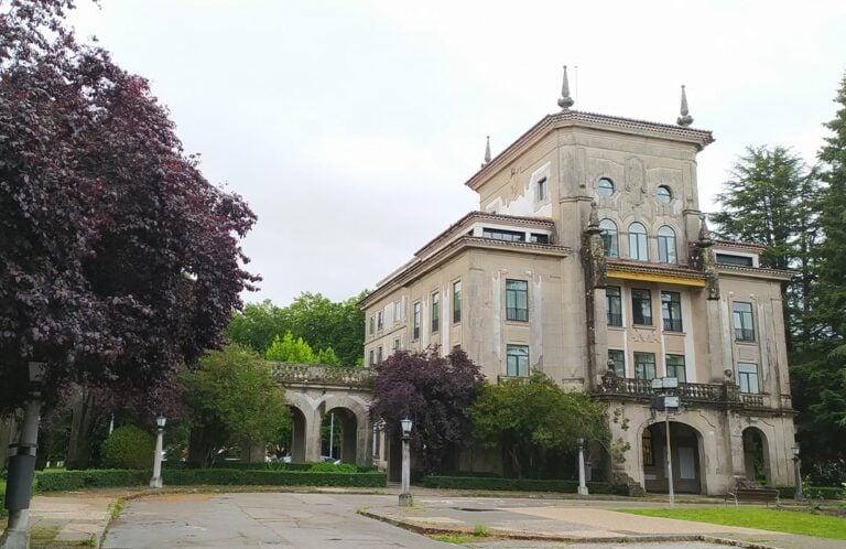 A oposición reclama explicacións pola retirada de 130 farolas históricas no Campus Sur