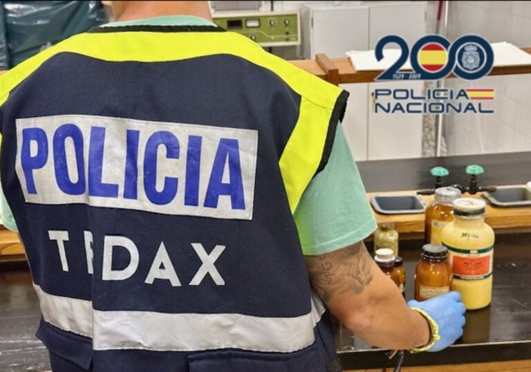 Detectan una sustancia peligrosa en 23 colegios de Galicia, entre ellos en Santiago y Ribeira