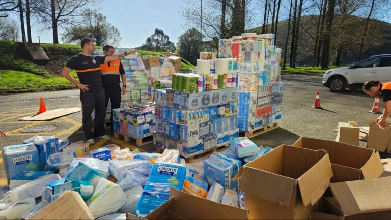 Santiago envía cinco bombeiros e 35 toneladas de produtos a Valencia