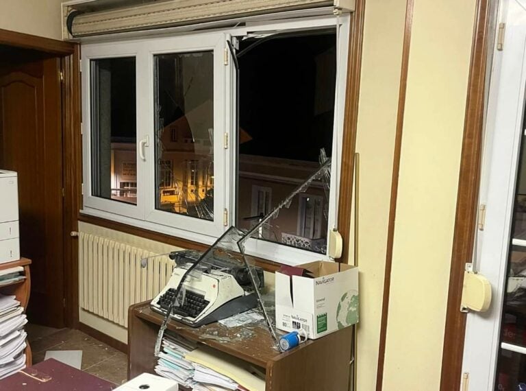 La explosión de una bomba de palenque causa daños materiales en un edificio de Arzúa
