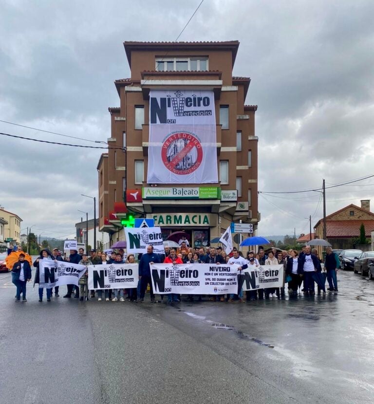 Unha faixa xigante di “Vertedoiro Niveiro NON” en Val do Dubra nunha nova manifestación