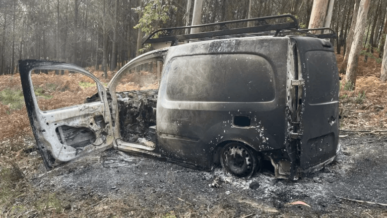 Unha furgoneta queda calcinada tras incendiarse preto do campo de fútbol de Boiro