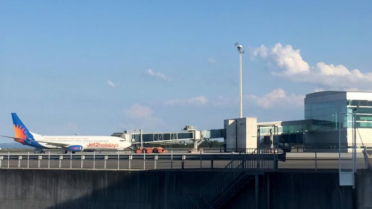 Un vuelo salido de Fuerteventura aterriza de emergencia en Santiago tras detectar humo en cabina