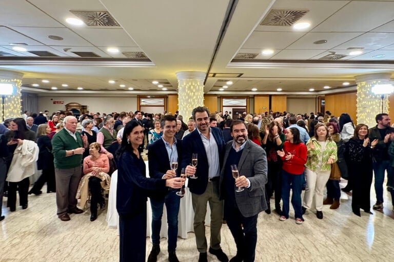 Borja Verea celebra a forza do cambio en Santiago tras as eleccións municipais: «Cada vez somos máis»