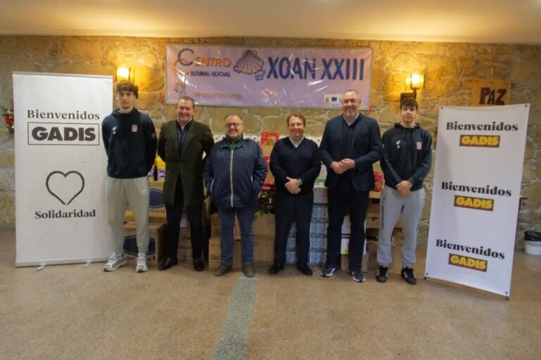 Gadis e Monbus Obradoiro doan 770 quilos de alimentos ao Albergue Xoán XXIII
