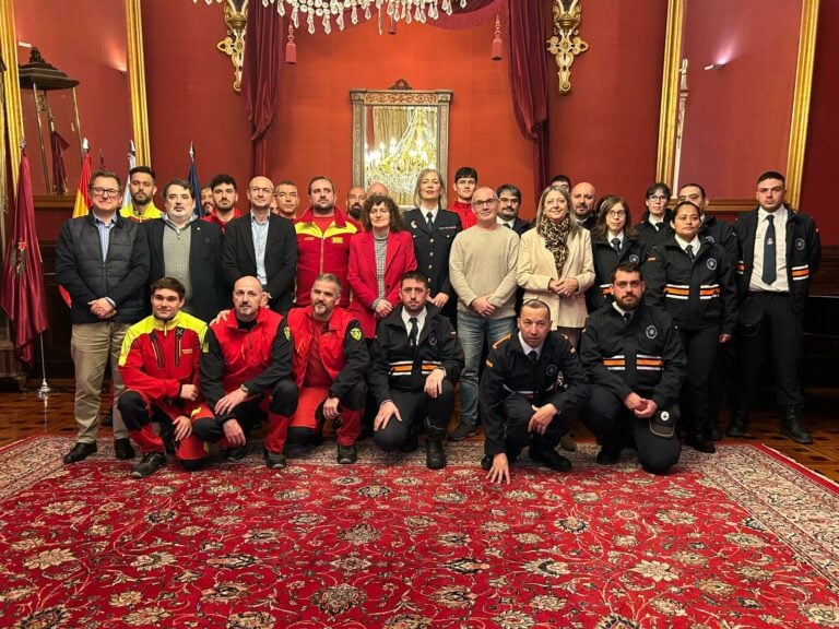 Recoñecemento aos bombeiros e Protección Civil de Santiago mobilizados pola DINA
