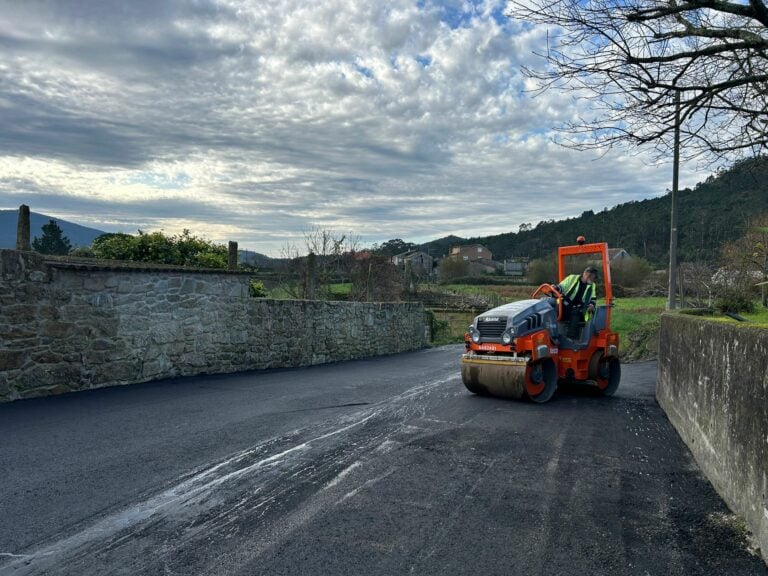 O Concello de Rianxo renova o firme en Quintáns (Isorna)