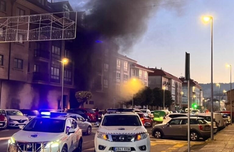 Desalojan un edificio en Bertamiráns tras incendiarse un coche en el garaje