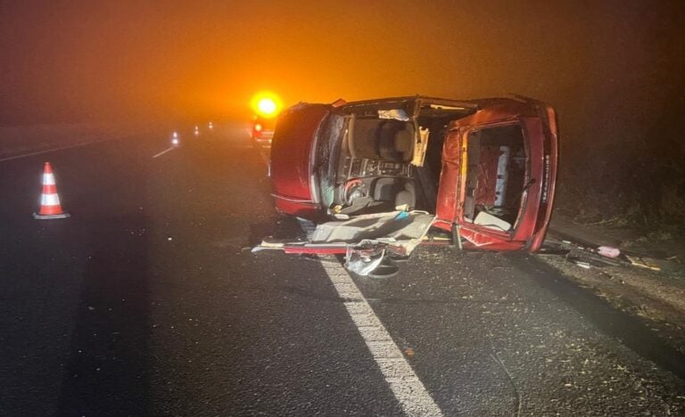 Una persona excarcelada tras volcar con su coche en Boiro
