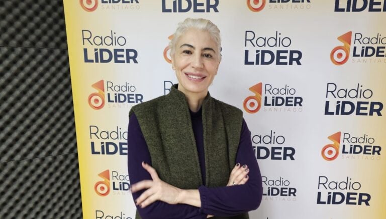 Teresa Abalde, una voz versátil para las tendencias en Radio Líder Santiago