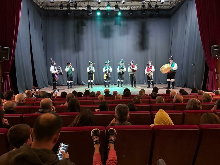 Seis grupos locais protagonizaron o concerto de Nadal de Ames
