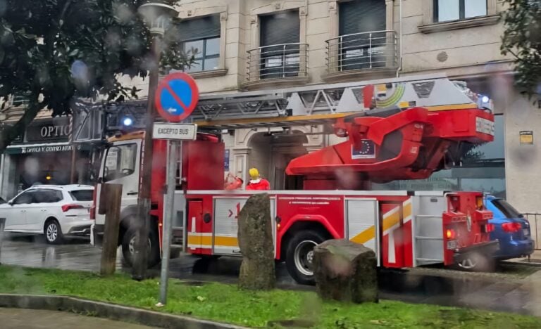 Rescatado inconsciente tras registrarse un incendio en su vivienda de Oroso