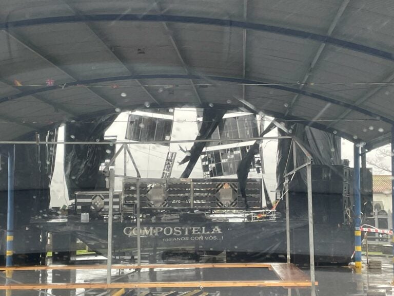 A borrasca Herminia causa graves danos no escenario dunha orquestra en Arzúa