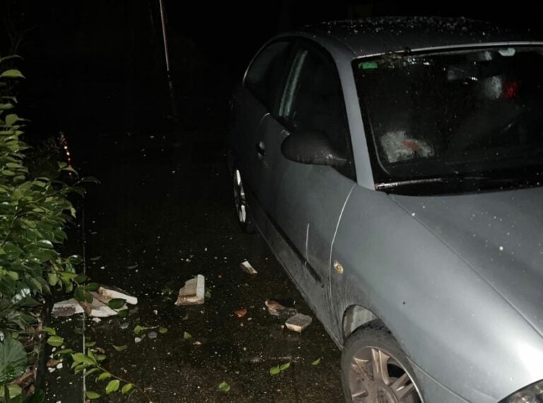 Un raio derriba a cheminea dunha casa e cae sobre un vehículo en Trazo