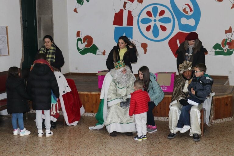 Os Reis Magos visitarán este domingo todas as parroquias de Brión nun autobús de época